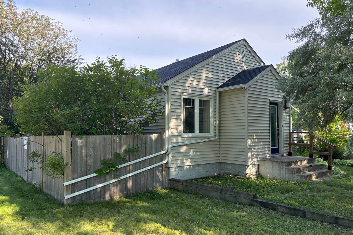 Damaged bungalows we buy in Edmonton